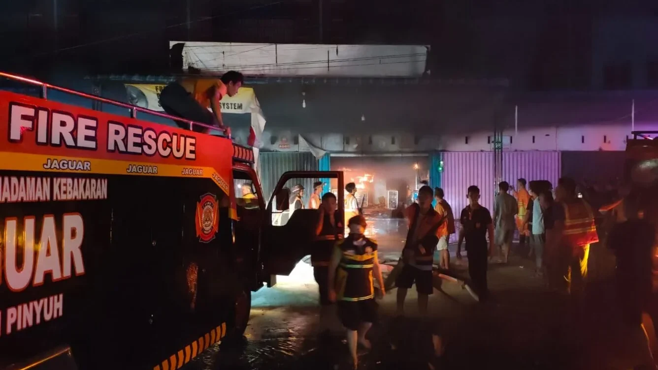 Kebakaran Hebat Melanda Ruko Aksesoris Mobil di Mempawah