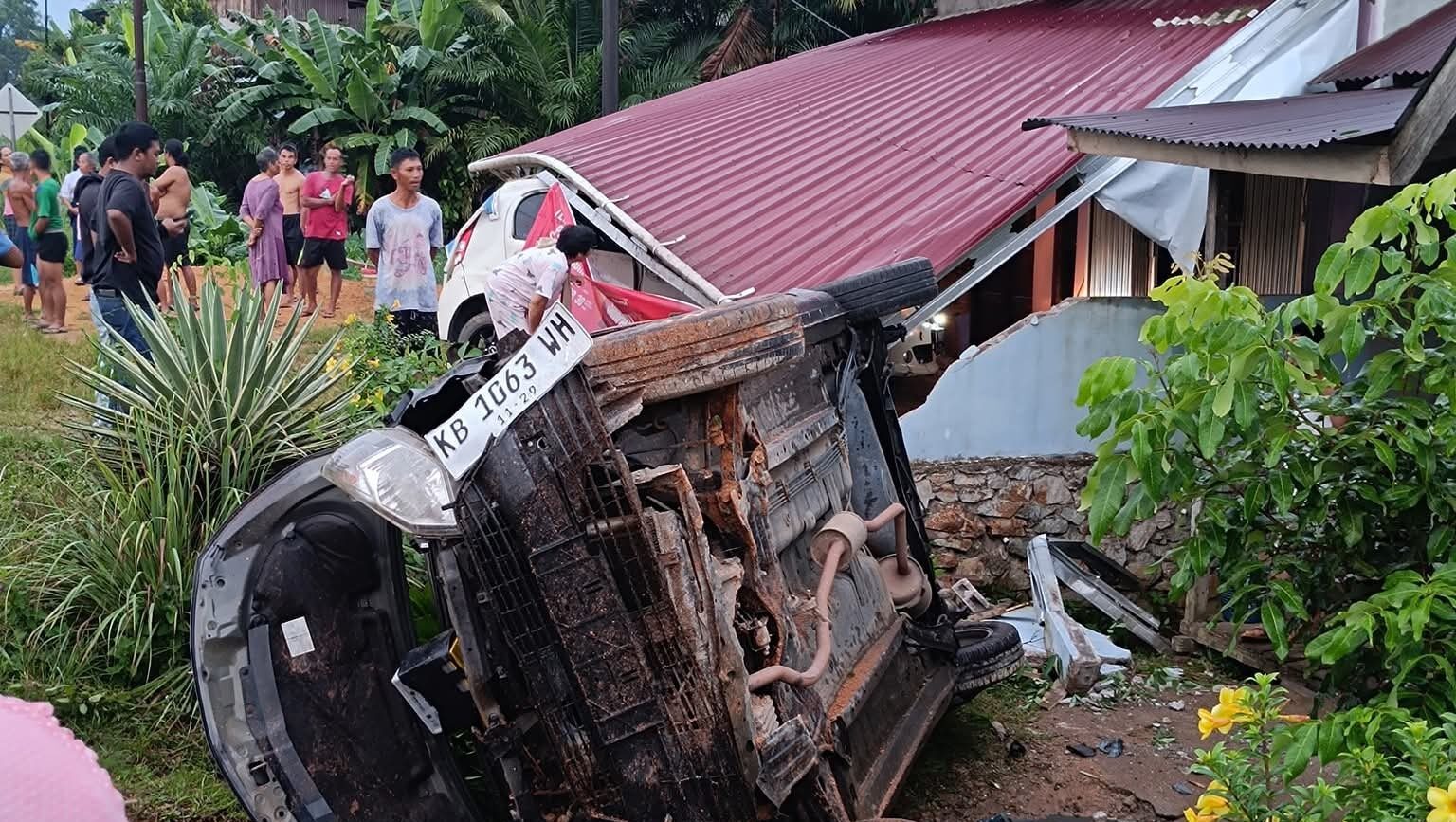 Pengemudi Tabrak Mobil dan Rumah di Senyabang Akibat Menghindari Anjing