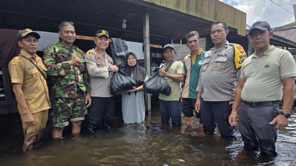 Pantau Debit Sungai Jelai, Polsek Manis Mata Salurkan Bansos dan Cek Kesehatan Warga