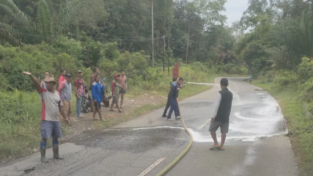 Jalan Licin Akibat Tumpahan Minyak, Damkar dan Polsek Sengah Temila Turun Tangan