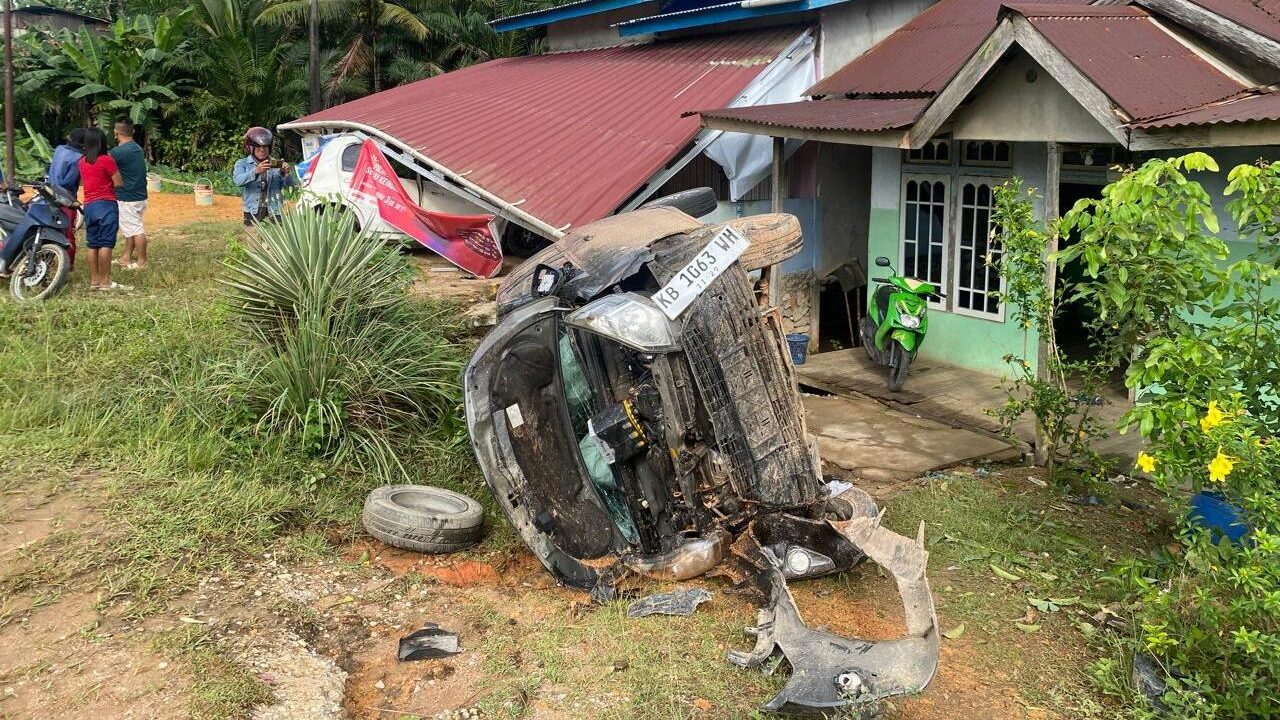 Hindari Anjing, Toyota Calya Hilang Kendali Hantam Mobil Parkir dan Teras Rumah Warga di Sanggau
