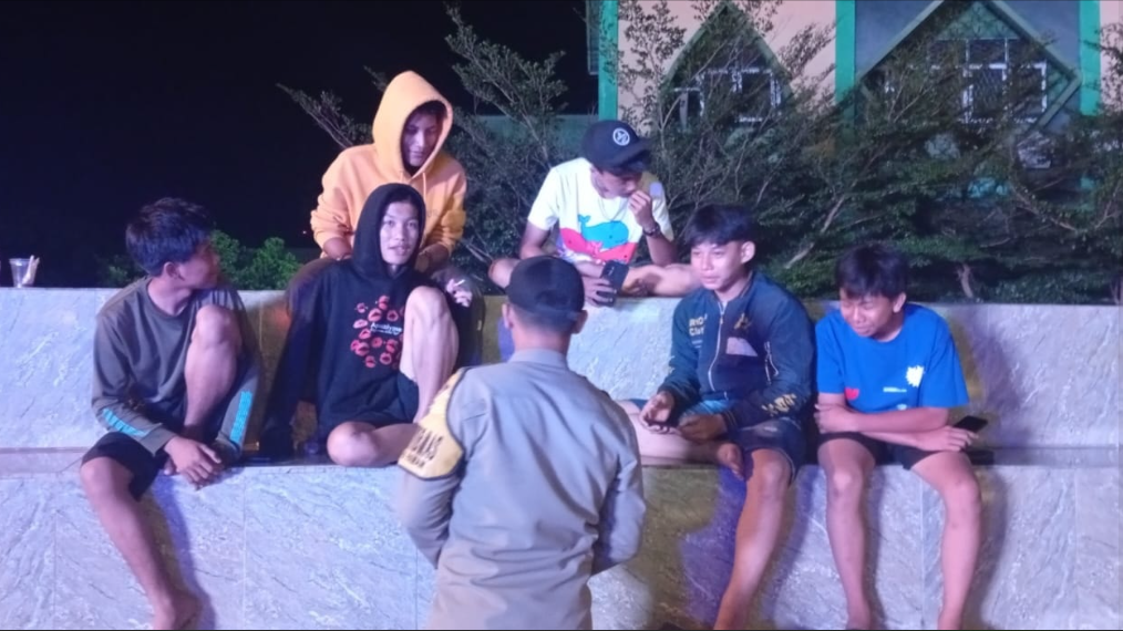 Patroli Dialogis, Kapolsek Delta Pawan Sambangi Anak Muda di Kafe dan Taman