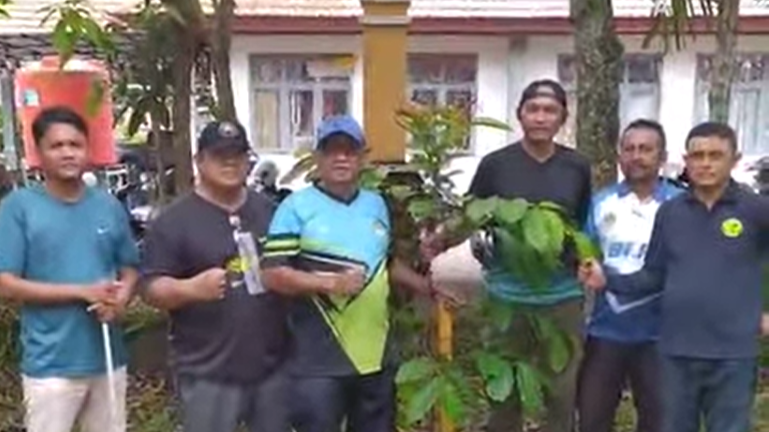 Tradisi Unik Adi Mulia: Tanam Pohon Belian Tandai Hari Terakhir Sebagai PNS