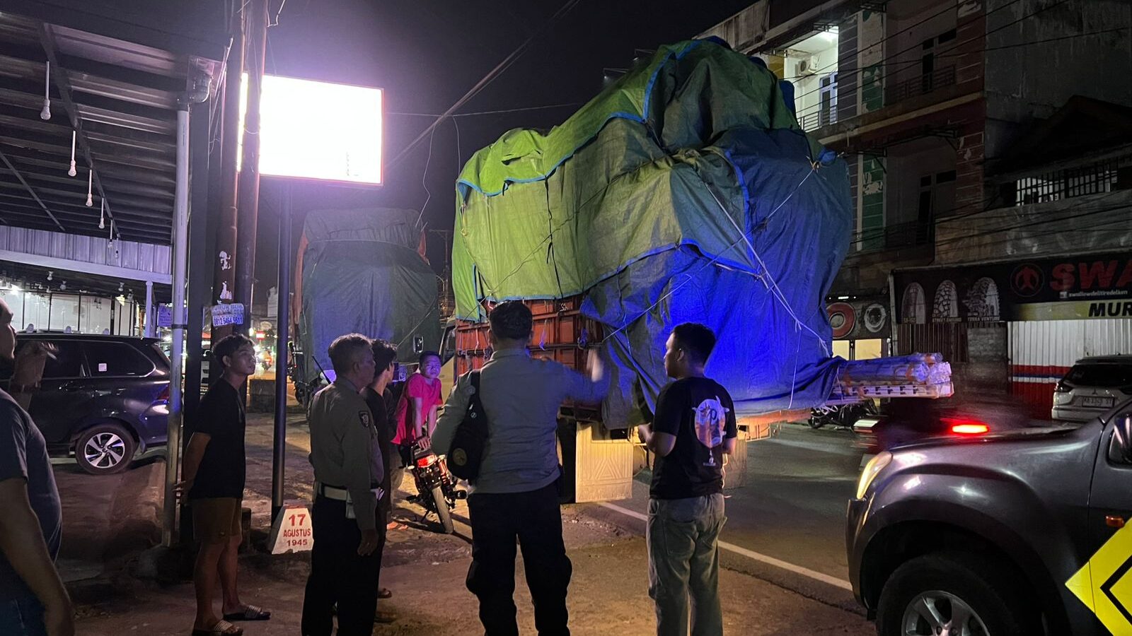 Over Muatan dan Langgar Rambu, Dua Truk PT IJS Diamankan Polsek Pontianak Timur