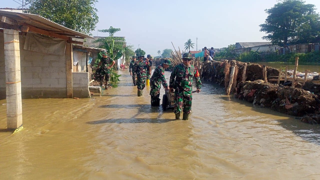 Banjir Bekasi Berangsur Surut, BNPB Kirim Alat Berat dan Logistik