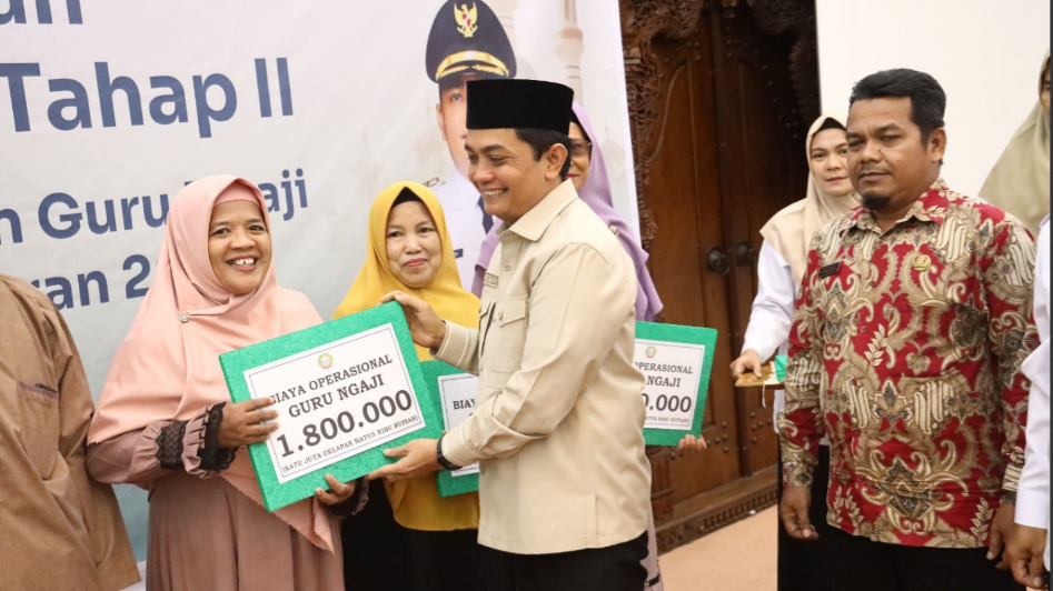 Pemkot Pontianak Serahkan Bantuan Operasional Tahap II untuk Guru Ngaji