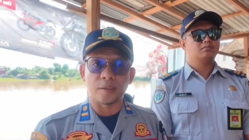Antisipasi Cuaca Ekstrem, Dishub Kubu Raya Bagikan Life Jacket untuk Pengelola Kapal