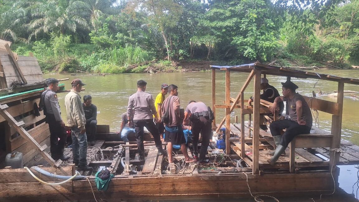 Selamatkan Sumber Air Bersih, Forum Warga dan Polisi Sisir Lokasi Tambang Ilegal di Sungai Ntorap