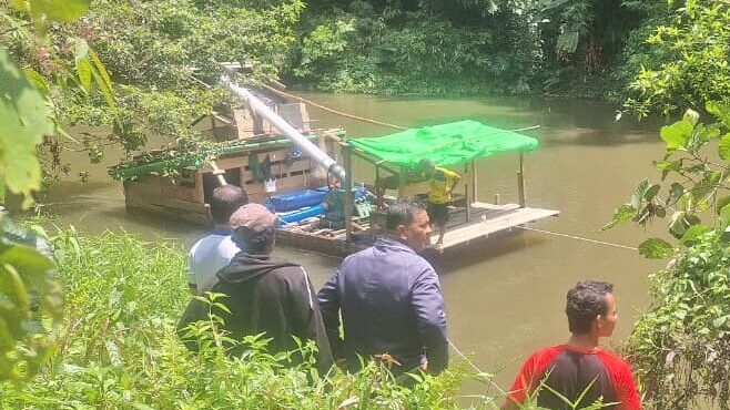 Sungai Tercemar PETI Ilegal: Warga Sekadau Hulu Bertindak, Hancurkan Alat Tambang di Sungai Ntorap