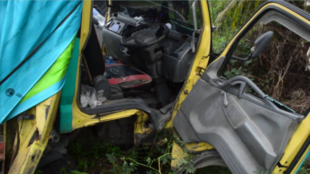 Truk vs Mobil Pribadi Tabrakan di Jalan Gerasik Sambas, Pengemudi Luka