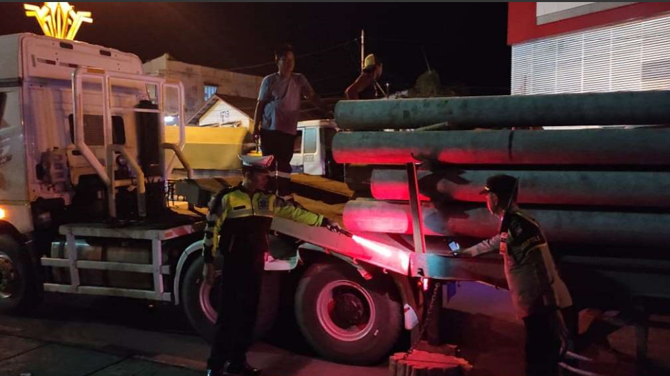 Polres Sanggau Gerak Cepat Urai Macet Usai Truk Tronton Patah Sasis di Jalan Sudirman