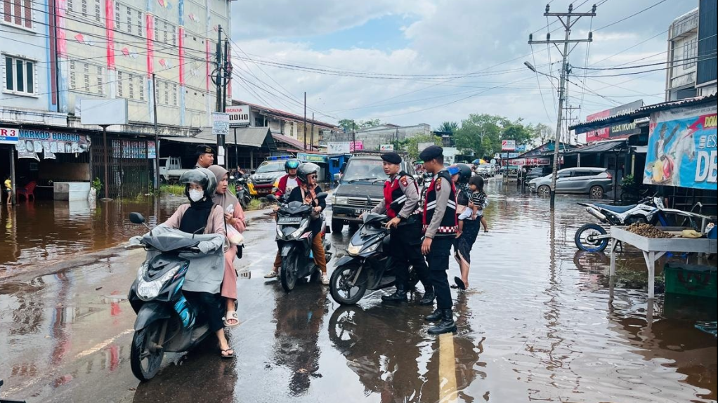 Patroli Kamtibmas Berubah Misi: Polisi Bantu Pengendara Terjebak Banjir di Ketapang