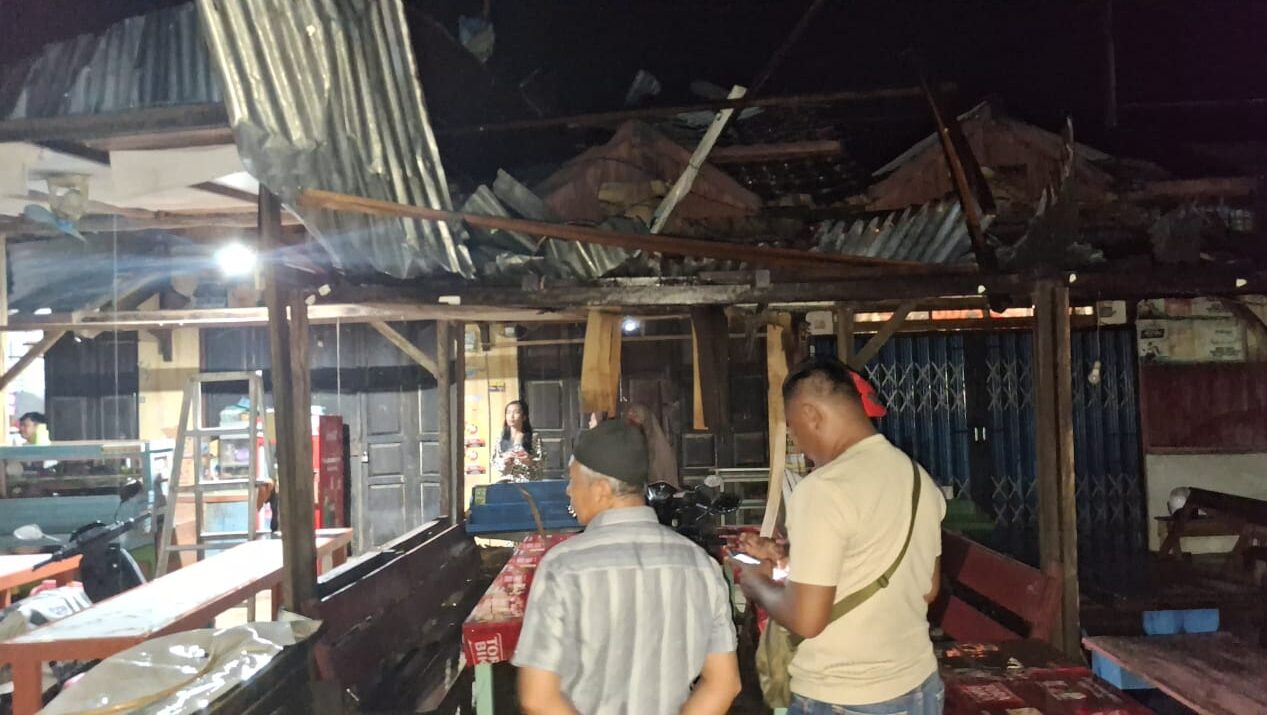 Puting Beliung Terjang Melawi: 7 Kios Rusak, Pohon Tumbang, Jaringan Listrik Terganggu