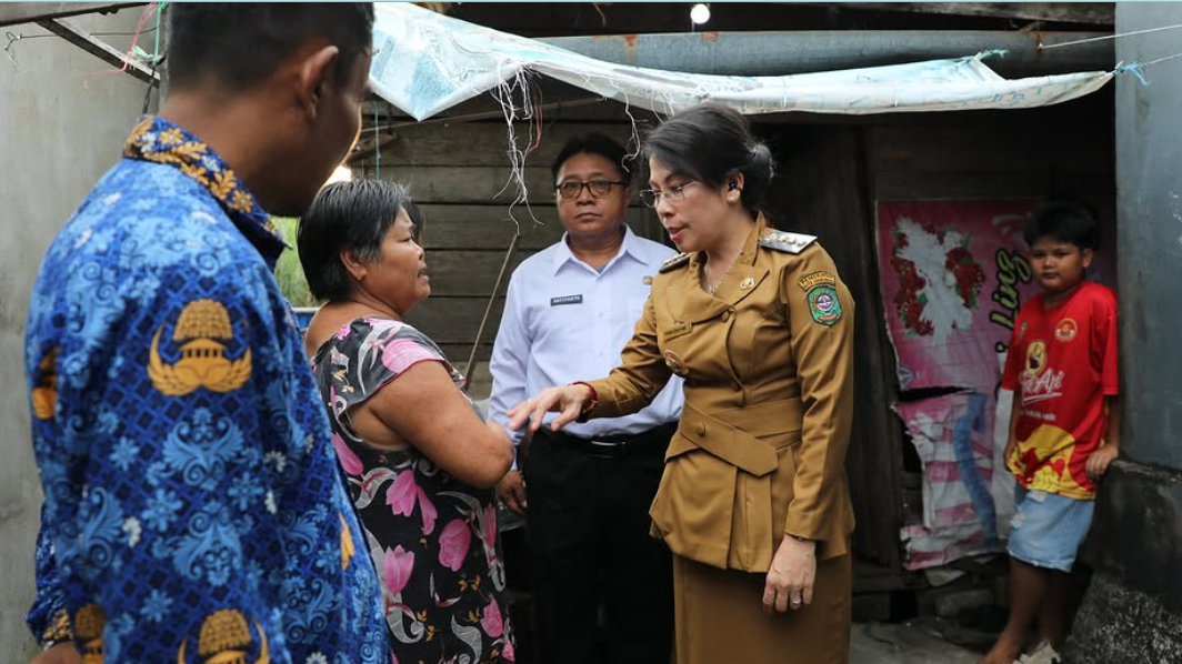 Tjhai Chui Mie Serahkan Bantuan Sosial untuk Dua Siswa Kurang Mampu SDN 22