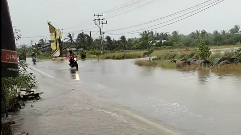 Jalur Penghubung Ketapang-Kayong Utara Terendam Banjir Akibat Hujan Lebat