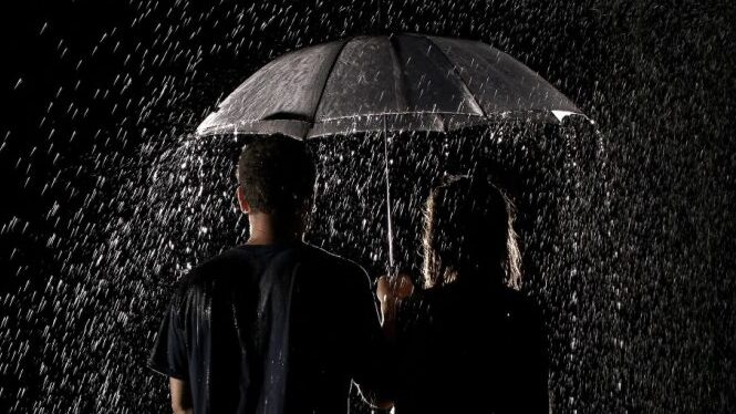 Dari Jendela Kafe: 4 Alasan Kenapa Hujan di Perkotaan Selalu Terasa Romantis