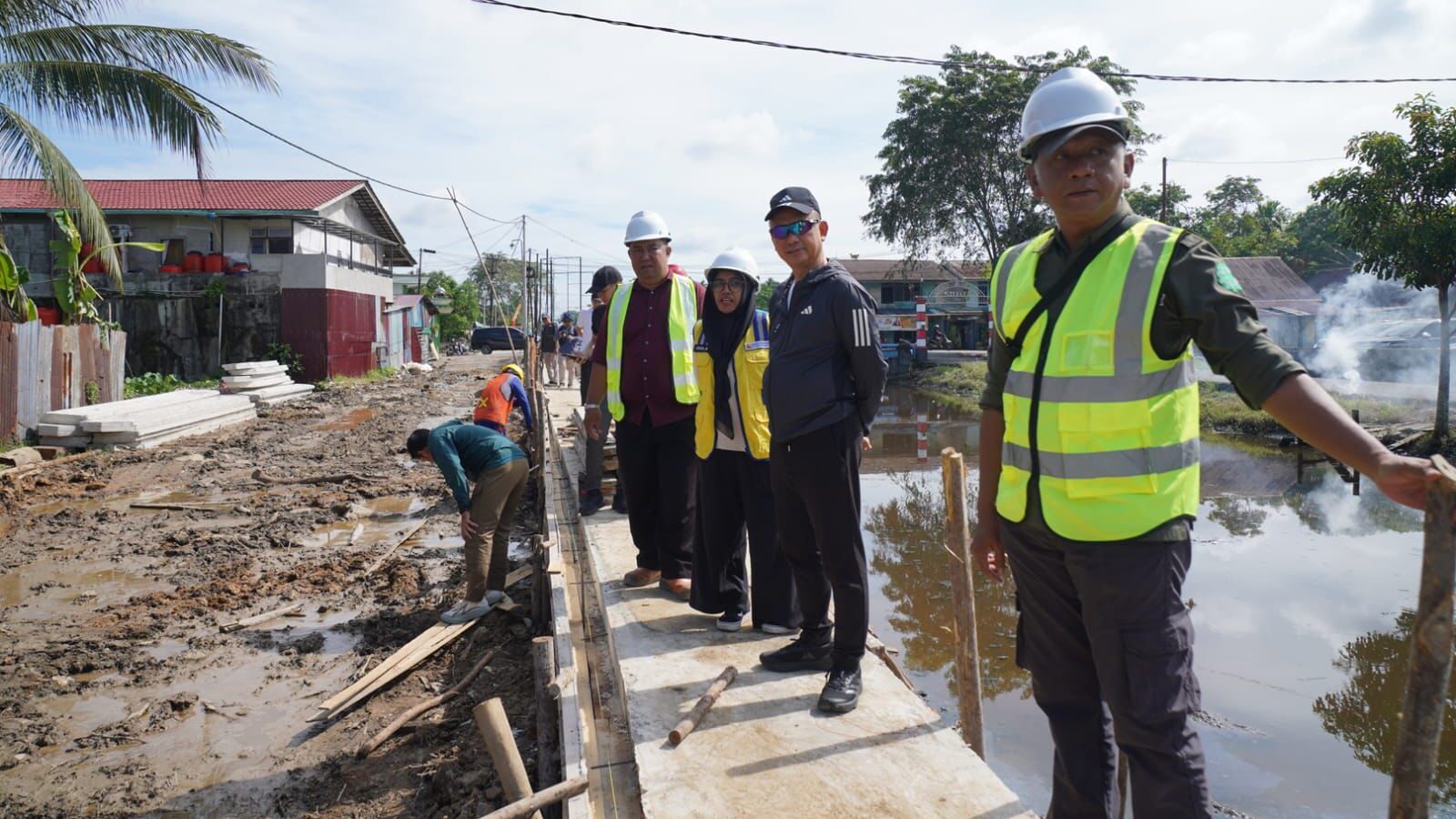 Pembangunan Turap Parit Sungai Jawi 676 Meter Dikebut, Edi Kamtono: Target Selesai Akhir Tahun