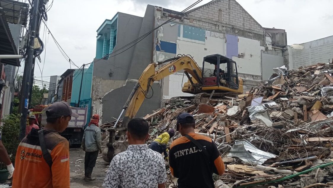 Berlangsung Sebulan Lebih, Dua Ekskavator Dikerahkan Ratakan Lahan Rumah Sahroni