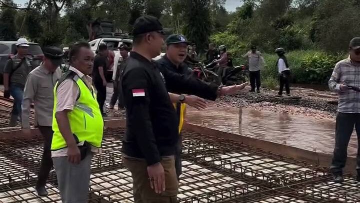 Tinjau Proyek Gotong Royong, Bupati Ketapang Soroti Kinerja CMI dan WHW di Segmen 3 Pelang-Kepuluk