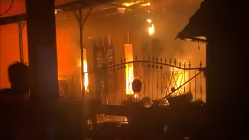 Rumah Kontrakan Kosong di Gang Kuini Pontianak Barat Ludes Terbakar Dini Hari