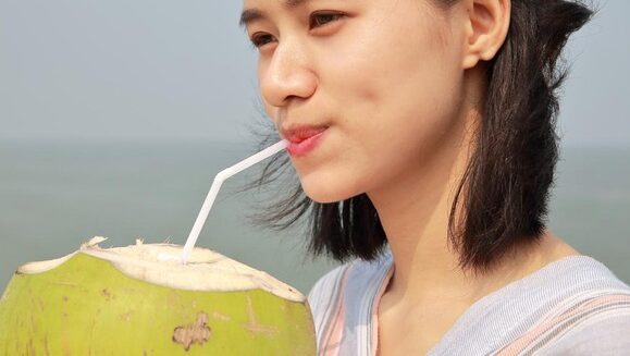 Lebih dari Sekadar Pelepas Dahaga: Manfaat & Waktu Terbaik Minum Air Kelapa
