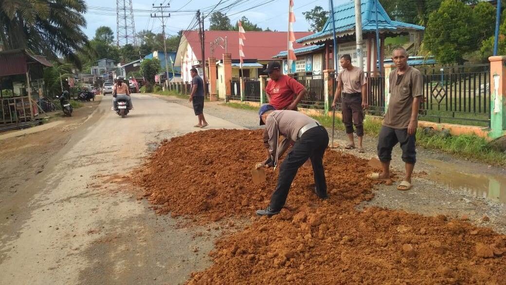 Cegah Kecelakaan, Polsek Tayan Hilir dan Warga Gotong Royong Tambal Jalan Berlubang