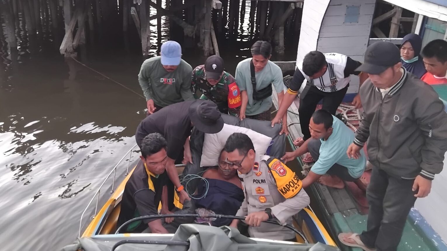 Bantu Warga Sakit, Petugas Gabungan di Pulau Maya Fasilitasi Evakuasi ke Sukadana