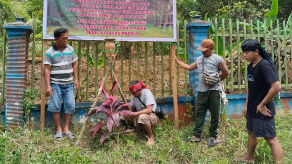 Jangan Diobok-obok: Warga Gelar Ritual Adat Tolak Proyek Paralayang di Bukit Loncek