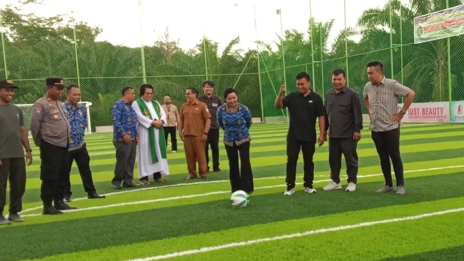 Bupati Karolin Resmikan Lapangan Mini Soccer Perdana di Landak, Dorong Investasi Anak Muda
