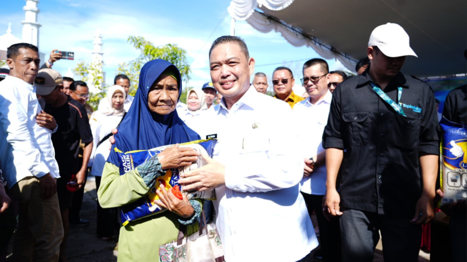 Cukup Bayar Rp90 Ribu, Ratusan Warga Kayong Utara 'Serbu' Paket Sembako Murah Gubernur Norsan
