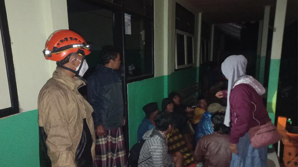Status Gunung Semeru Naik Jadi Awas, 300 Warga Lumajang Mengungsi