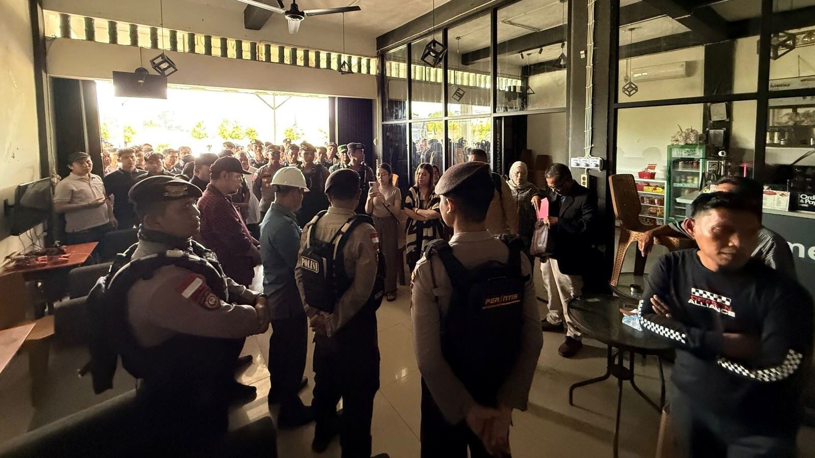 Sengketa Berakhir, PN Sanggau Eksekusi Ruko 'Warung Kopi DM' di Balai Karangan