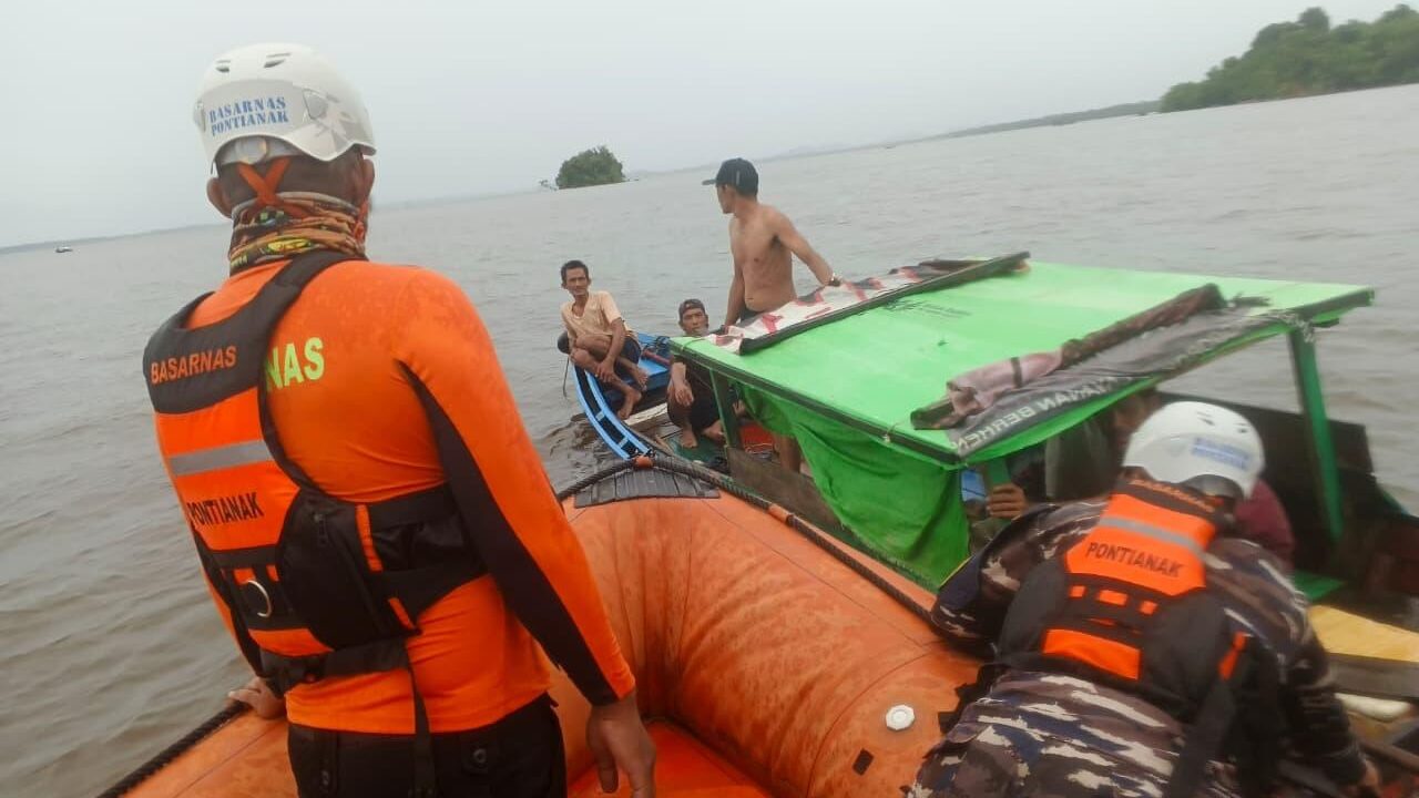 Sampan Terbalik Dihantam Ombak, Seorang Nelayan Hilang di Perairan Pulau Kumbang