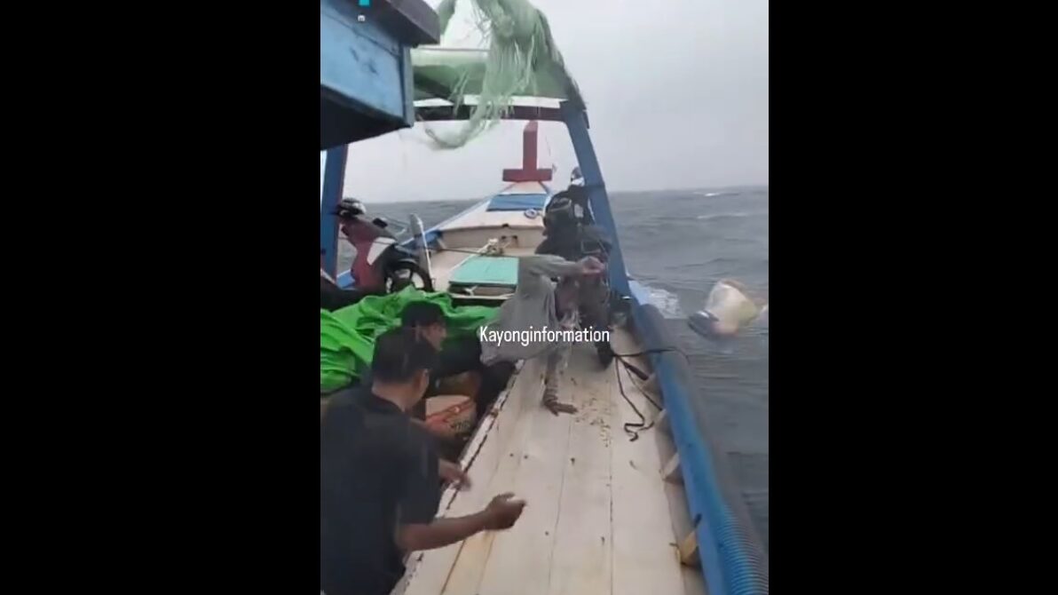 Diterjang Badai 16 Jam, Muatan Sembako Dibuang ke Laut Demi Selamatkan Penumpang
