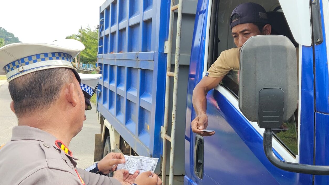 Gelar Operasi Zebra di Simpang 4 Kedinasan, Polres Kayong Utara Perketat Pemeriksaan Kendaraan