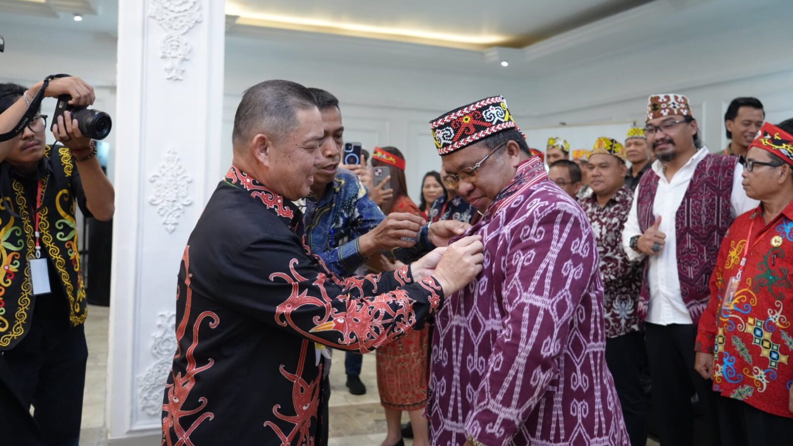 Lantik Pengurus ICDN Kalbar, Gubernur Ria Norsan: Cendekiawan Dayak Harus Jadi Jembatan Tradisi dan Modernitas