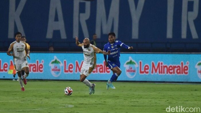Penalti Andrew Jung Kunci! Persib Bandung Kalahkan Dewa United 1-0 Walau Bermain 10 Orang