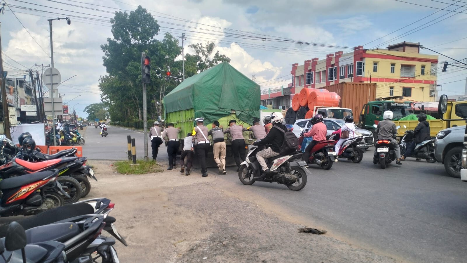 Aksi Sigap Personel Operasi Zebra Kubu Raya, Evakuasi Truk Mogok di Jam Sibuk