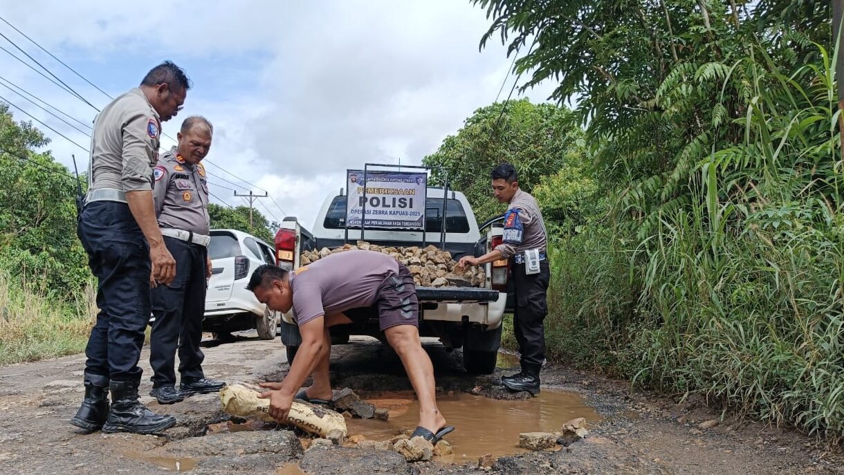 Rusak Parah dan Berlubang, Jalan Parit Timur Akhirnya Ditambal Swadaya oleh Polisi