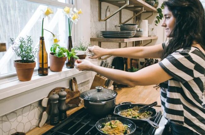 Dompet Aman, Badan Sehat: Ini 5 Manfaat 'Ajaib' Rutin Masak Sendiri di Rumah