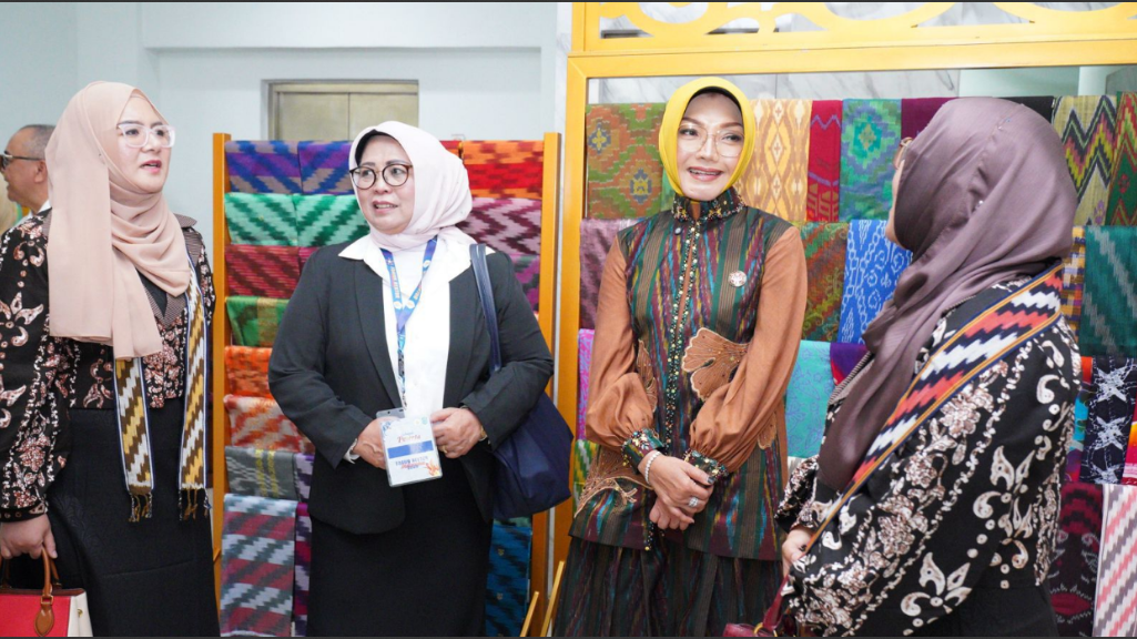 Disambut Kalungan Tenun Corak Insang, Istri Rektor se-Indonesia 'Kepincut' Kuliner dan Kriya Pontianak