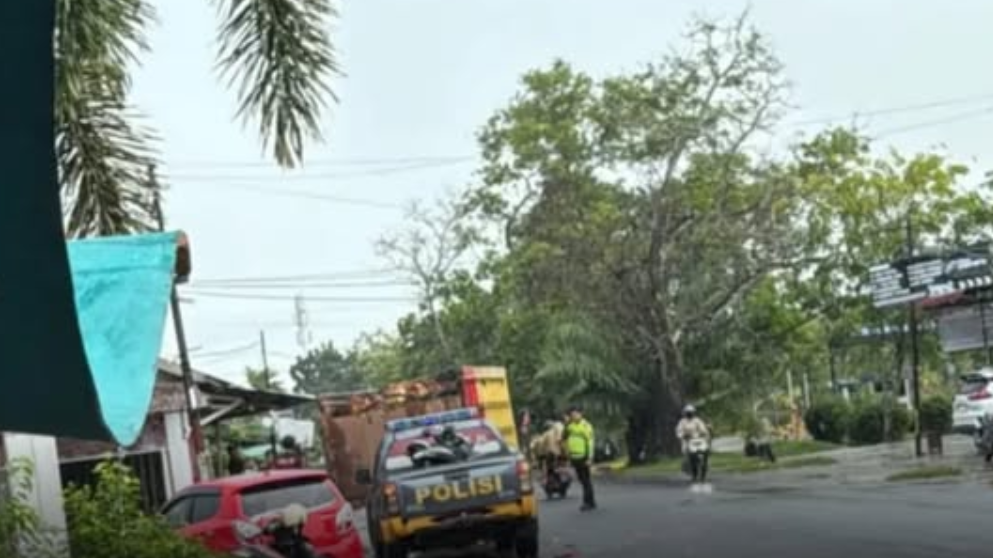 Rekaman CCTV Ungkap Detik-detik Mencekam, Truk Sawit Gilas Pengendara Scoopy di Tengah Hujan
