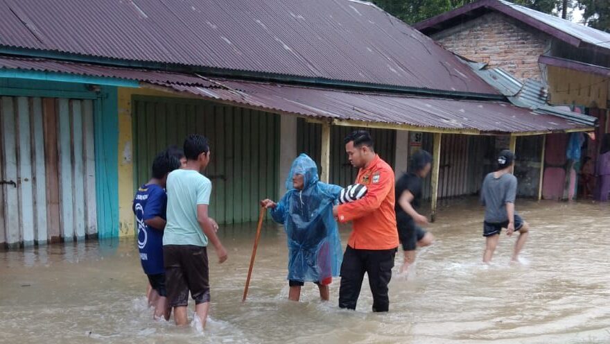Empat Sungai Meluap, Banjir dan Longsor Terjang Padang Pariaman hingga Akses RSUD Rusak