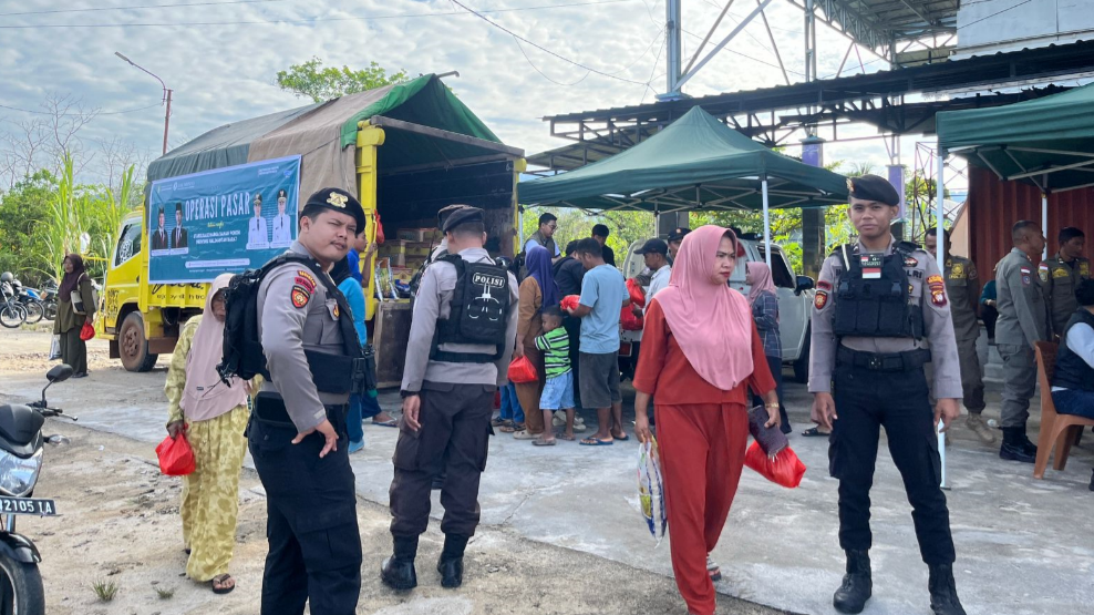 Antre Sejak Subuh Demi Paket 'Sakti' Rp 70 Ribu, Polisi Kawal Ketat Pasar Murah Sukadana