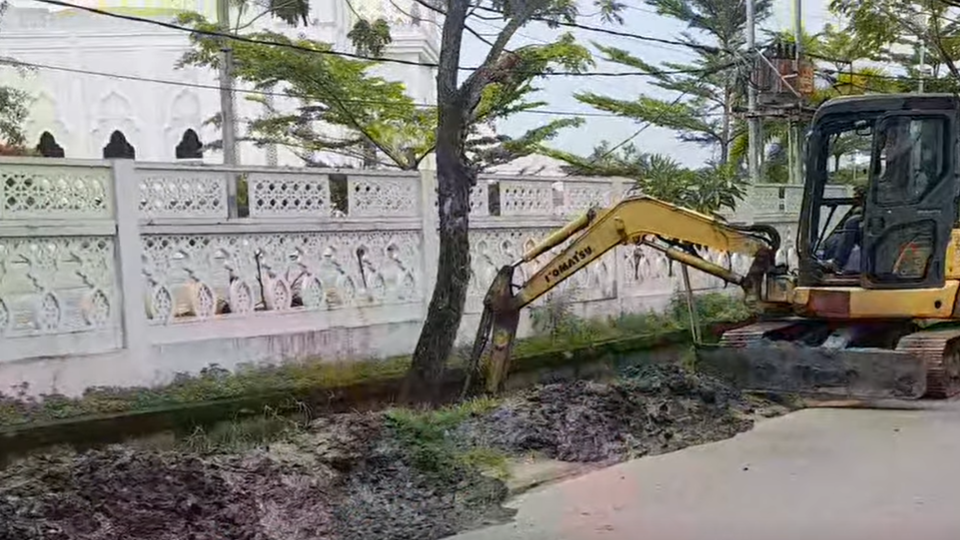 Lumpur Hitam 'Menggunung' di Sisi Masjid Al-Ikhlas, Bukti Drainase Kota Jarang Disentuh?