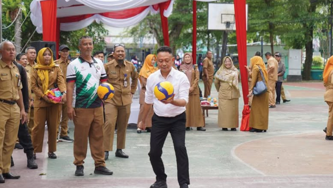 Lepas Protokoler, Duet Edi-Bahasan 'Turun Gunung' Jajal Smash di Voli KORPRI