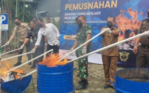 Lem Bulu Mata hingga Miras, Bea Cukai Sintete Musnahkan Barang Ilegal Senilai Rp81,5 Juta