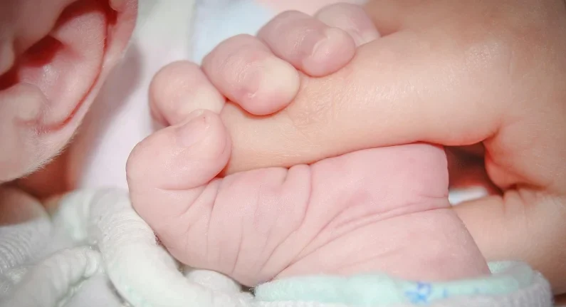 Masih Percaya "Bau Tangan"? Ini 5 Mitos Parenting Indonesia yang Harus Ditinggalkan