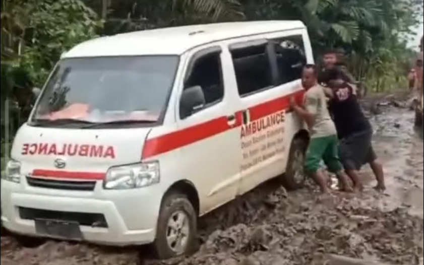 Ironi di Seponti: Pasien Berpacu dengan Waktu, Ambulans Justru 'Kalah' Melawan Lumpur