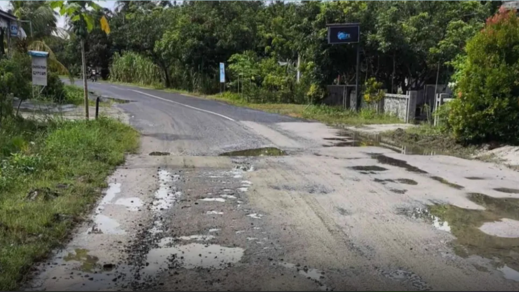 Mulus Cuma Hitungan Hari, Warga Sukadana Sindir Kualitas 'Aspal Kerupuk' Sungai Mengkuang